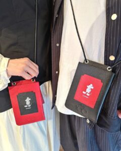 Akina Minami Instagram - ディズニー100周年を記念したラルコバレーノ×和光限定のスマートWショルダーウォレット✨ 2つの収納があって、スマートフォン、カード、リップなどが入れられる便利なアイテム☺️ 子供とのお出かけにも活躍してます👍🏻✨ #和光 #銀座 #wako #ginza #Disney100 #PR