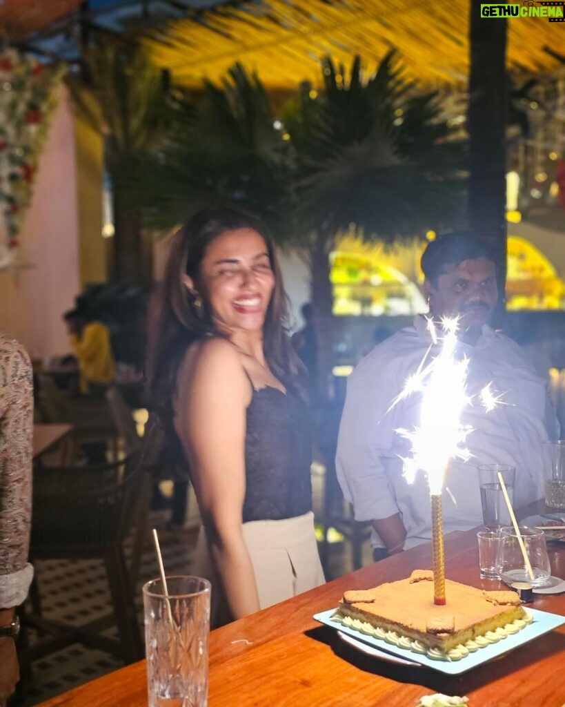 Akshara Gowda Instagram - Well in my head I’m still 18 🫶😁 Last 36 hrs of my life …. With peeps who matter and with things I love (cake / alcohol / food / dancing / laughter ) 💃 ❤️🫶 When life in itself is a blessing 🤩 #gratitude #grateful #birthday Happy Place ;)