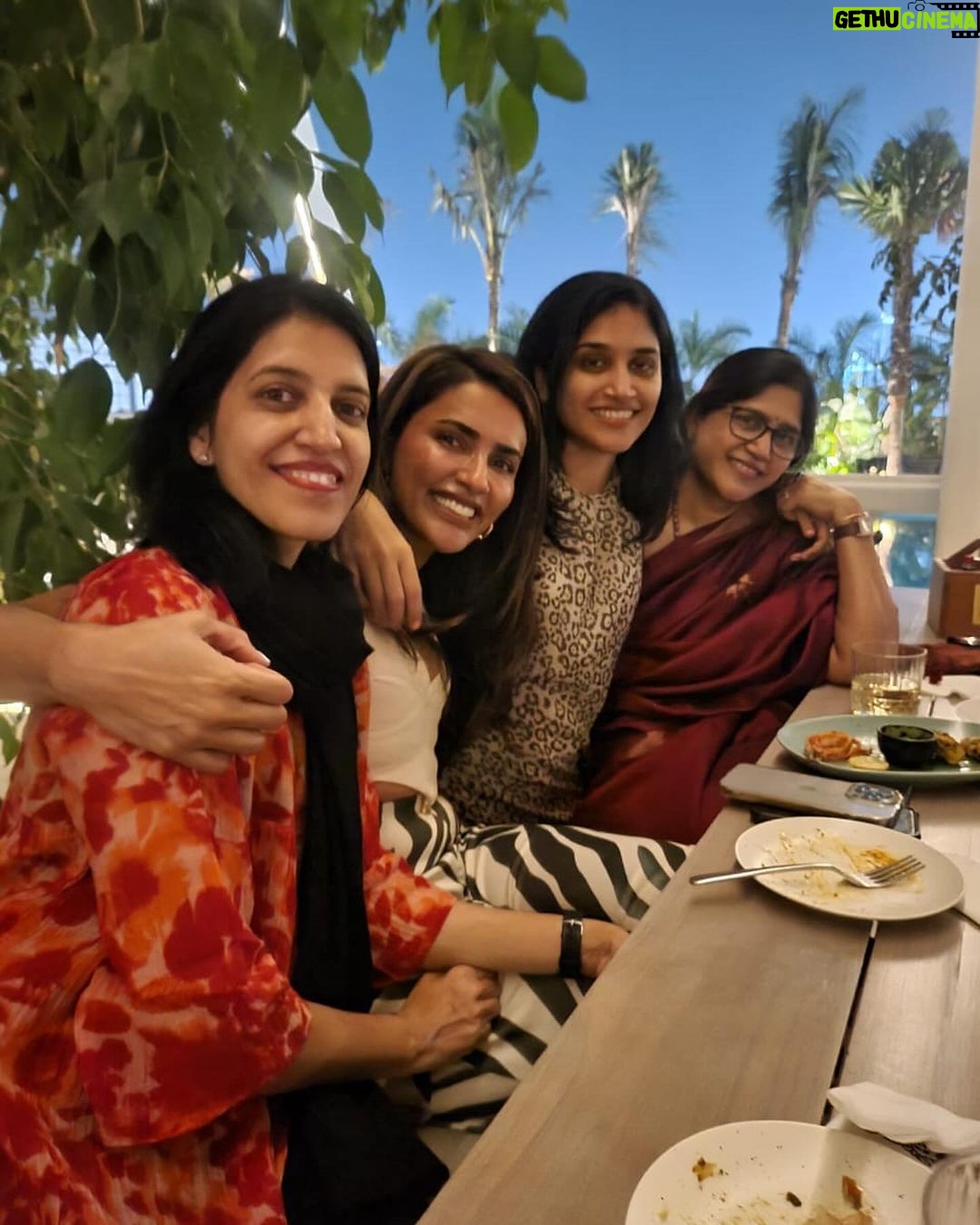 Akshara Gowda Instagram - Well in my head I’m still 18 🫶😁 Last 36 hrs of my life …. With peeps who matter and with things I love (cake / alcohol / food / dancing / laughter ) 💃 ❤️🫶 When life in itself is a blessing 🤩 #gratitude #grateful #birthday Happy Place ;)