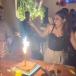Akshara Gowda Instagram - Well in my head I’m still 18 🫶😁 Last 36 hrs of my life …. With peeps who matter and with things I love (cake / alcohol / food / dancing / laughter ) 💃 ❤️🫶 When life in itself is a blessing 🤩 #gratitude #grateful #birthday Happy Place ;)