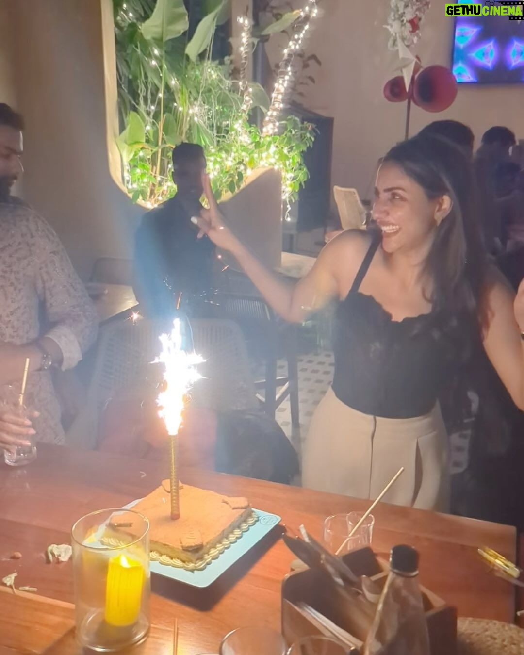Akshara Gowda Instagram - Well in my head I’m still 18 🫶😁 Last 36 hrs of my life …. With peeps who matter and with things I love (cake / alcohol / food / dancing / laughter ) 💃 ❤️🫶 When life in itself is a blessing 🤩 #gratitude #grateful #birthday Happy Place ;)