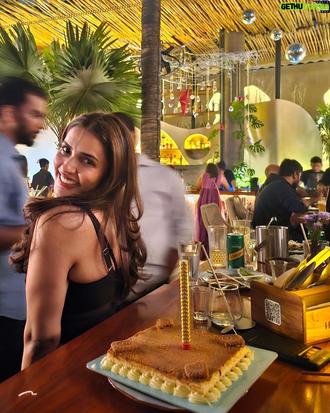 Akshara Gowda Instagram - Well in my head I’m still 18 🫶😁 Last 36 hrs of my life …. With peeps who matter and with things I love (cake / alcohol / food / dancing / laughter ) 💃 ❤️🫶 When life in itself is a blessing 🤩 #gratitude #grateful #birthday Happy Place ;)