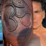 Akshay Kumar Instagram - My father used to practice with it and watching him made me fall in love with a Mudgal. For years now, I swing my way to fitness everyday with this 6.5Kg traditional Indian wooden club. Beats everything (not everyone 😜)… Try it!