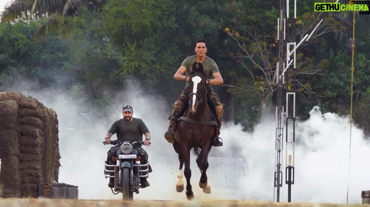 Akshay Kumar Instagram - What a lovely coincidence that we celebrate 16 years of #Welcome today while I am shooting for the franchise’s third part #WelcomeToTheJungle. And it’s wonderful to welcome Sanju Baba in this one. What do you think? @duttsanjay #Welcome3