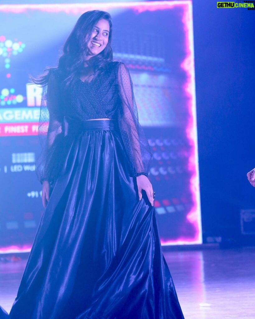 Akshaya hariharan Instagram - And thats how i smiled my heart out in my first event🖤 Thank you @gabirajkumar for making it happen✨ Outfit - @adore_inspire_me SRM kattankulathur dental college & hospital