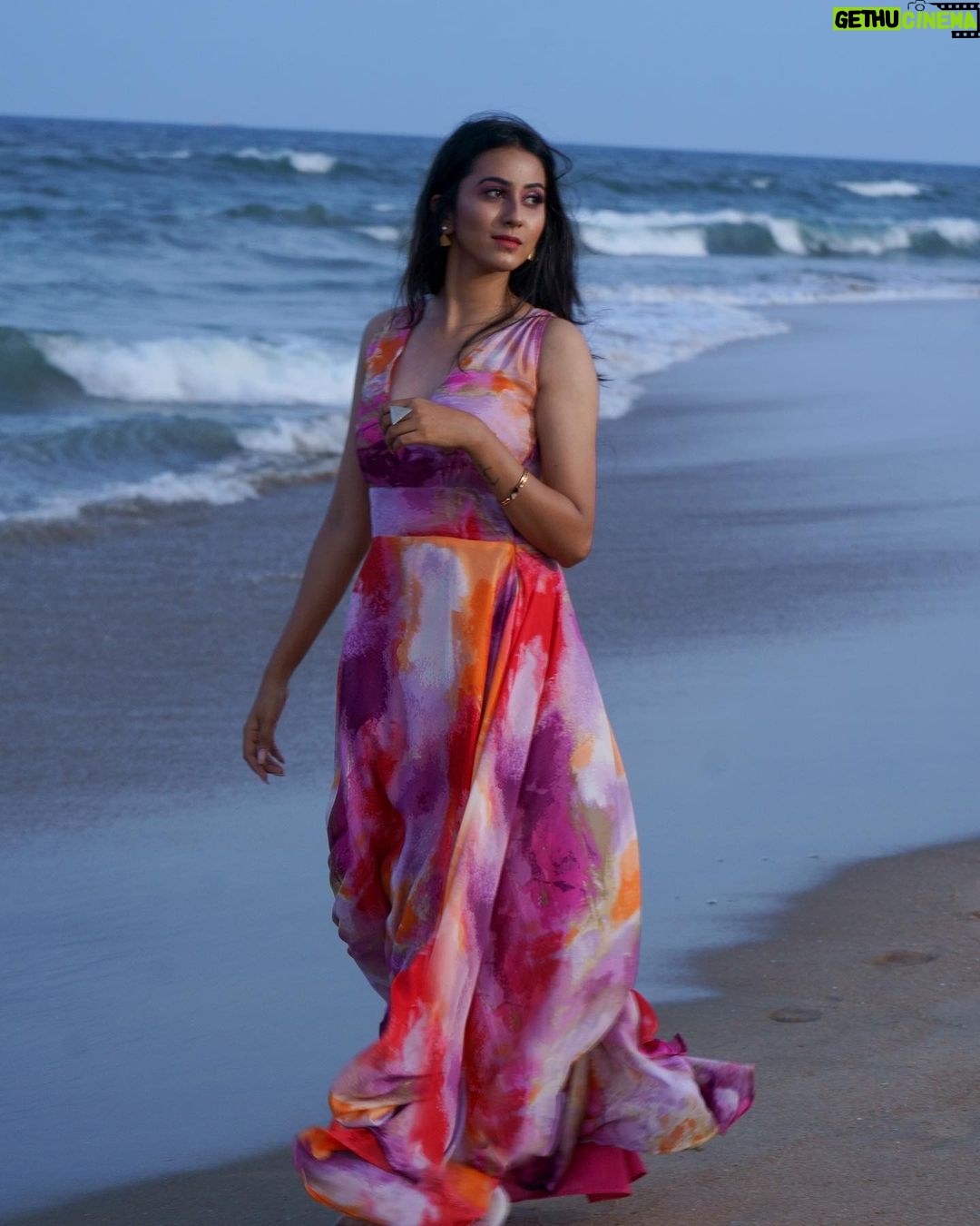 Akshaya hariharan Instagram - Life will not be colourful, but your outfit can be. Outfit :@label_tarun_kamalanathan Styled by :@ishwaryaalaguvel Photographer :@en.nizharpadam Makeup:@revsmakeoverartistry Hairdo: @lunaartistry_off