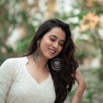 Akshaya hariharan Instagram – பல குழிகள் கடந்து வலி நடந்து நடந்து மனம் விழியில் விழுந்து விடுமே🕊️