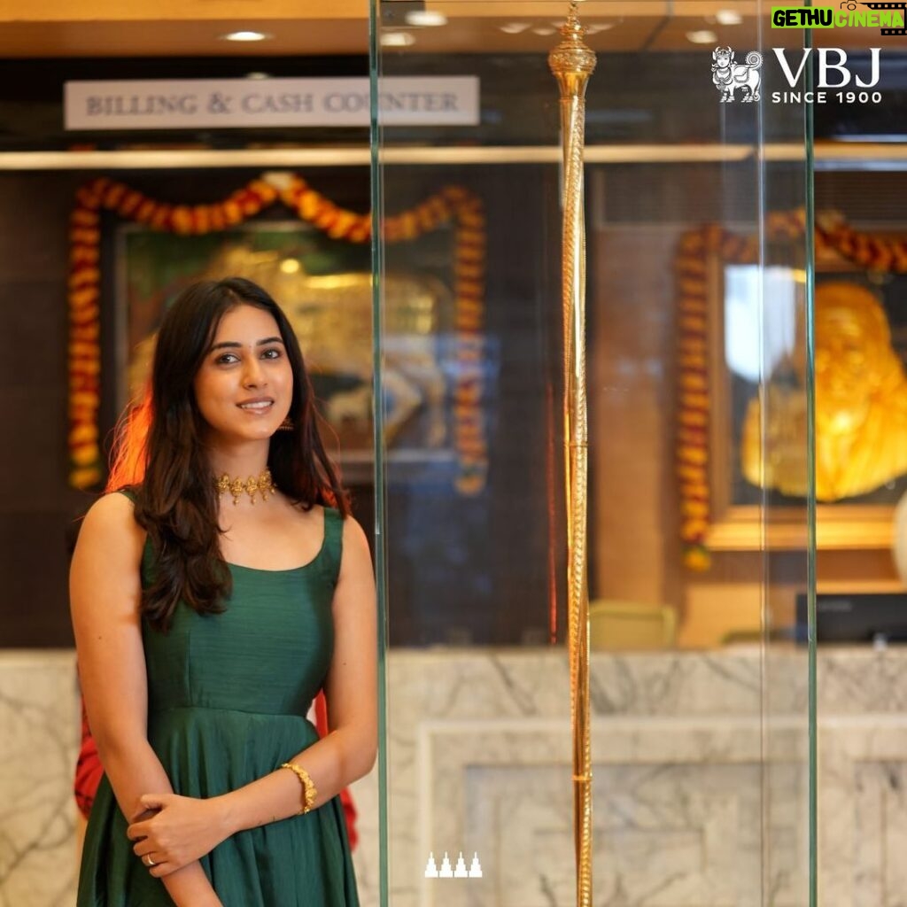 Akshaya hariharan Instagram - What a special day! Got the privilege of celebrating our national day of pride, India’s 77th Independence Day with the remarkable glow of Classical tradition and cultural significance. Here, at Vummidi Bangaru Jewellers, I am standing next to the golden replica of the original Sengol, the scepter that was used to commemorate the transfer of power from the British Raj to the Free and Independent Indian Republic. The artifact was inspired by the ancient Chola kingdoms and their public ritual of transferring a scepter from a king to his successor. And now, the Sengol lights up our new parliament building in Delhi. It’s an overwhelming feeling to stand here and feel the tremendous forces of national and historical pride flowing within each and everyone here. A moment where the glorious ancient past has finally caught up with our bold and bright future. #NammSengolNammPerumai