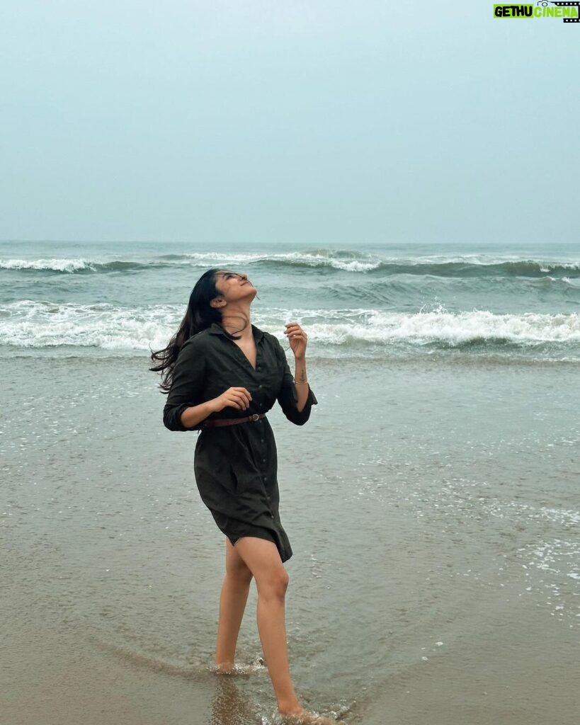 Akshaya hariharan Instagram - One wave at a time🩶