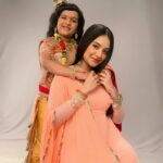 Akshita Mudgal Instagram – Aa rahi hai Tulsi aap sab se milne apne Laddoo Goapl ke saath. Bas kuch hi der mein.🧿

Dont forget to watch ‘Tulsidhaam ke laddoo gopal’ tonight at 8pm only on @shemaroo.tv 🫶