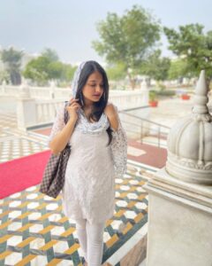 Akshita Mudgal Instagram - Blessed 🤍 #waheguruji #hazursahib #nanded #gurudwara #blessed Pc- @princekiduaa Hazur Sahib Nanded