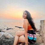 Akshita Mudgal Instagram - Cheers to endless horizons and golden skies .💫☀️ Earrings- @studio_payalmore #sunset #goldenhour #sky #love Vagator Beach Goa