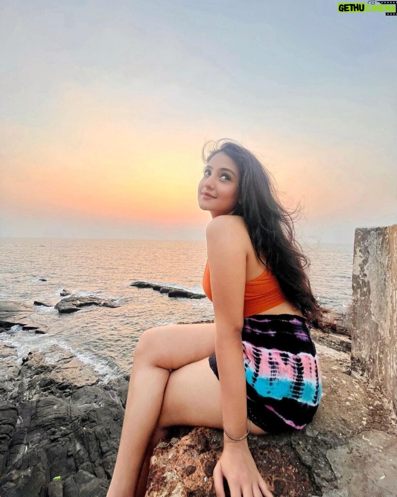 Akshita Mudgal Instagram - Cheers to endless horizons and golden skies .💫☀ Earrings- @studio_payalmore #sunset #goldenhour #sky #love Vagator Beach Goa
