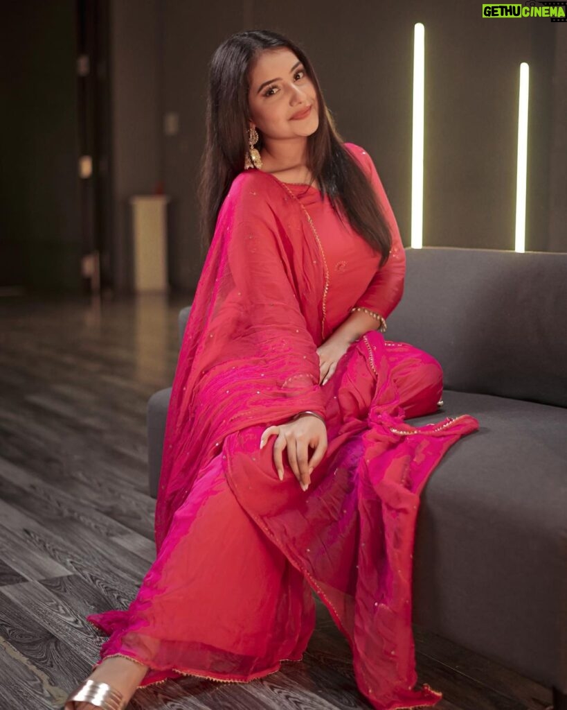 Akshita Mudgal Instagram - No outfit can beat the elegance level of a salwar suit🌺 📸- @vickykulkarni_official