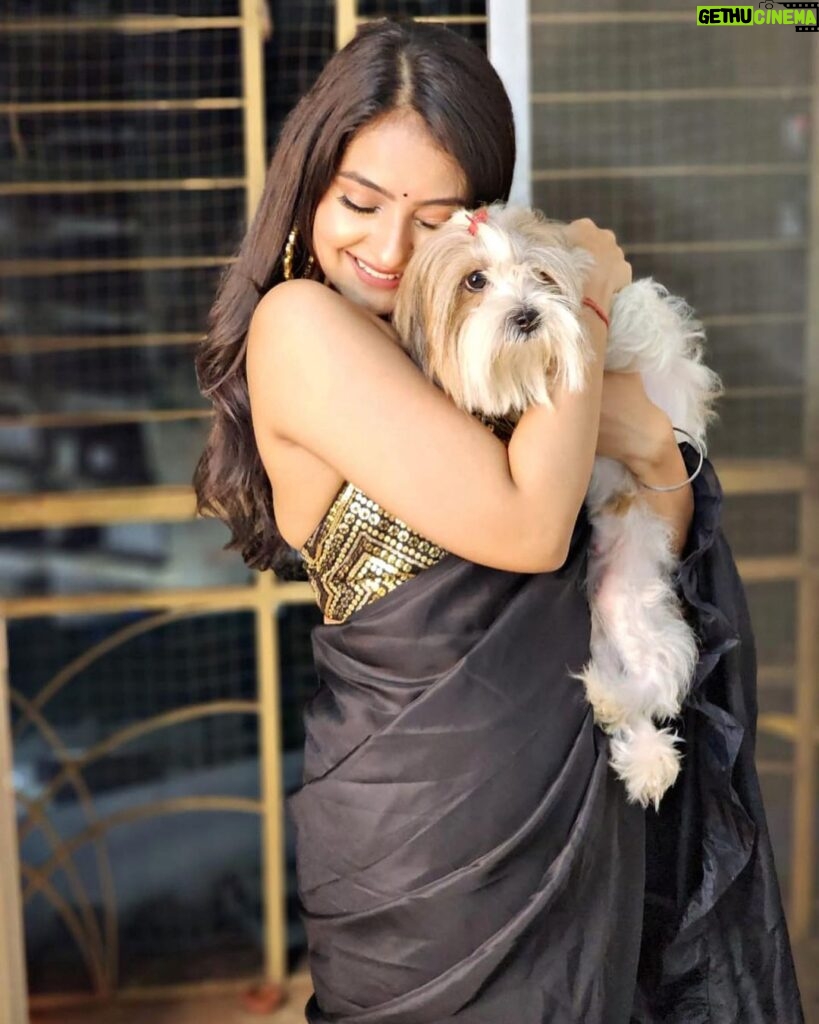 Akshita Mudgal Instagram - My🌎♥ #Stella Ps- Its difficult to pose with her🤪