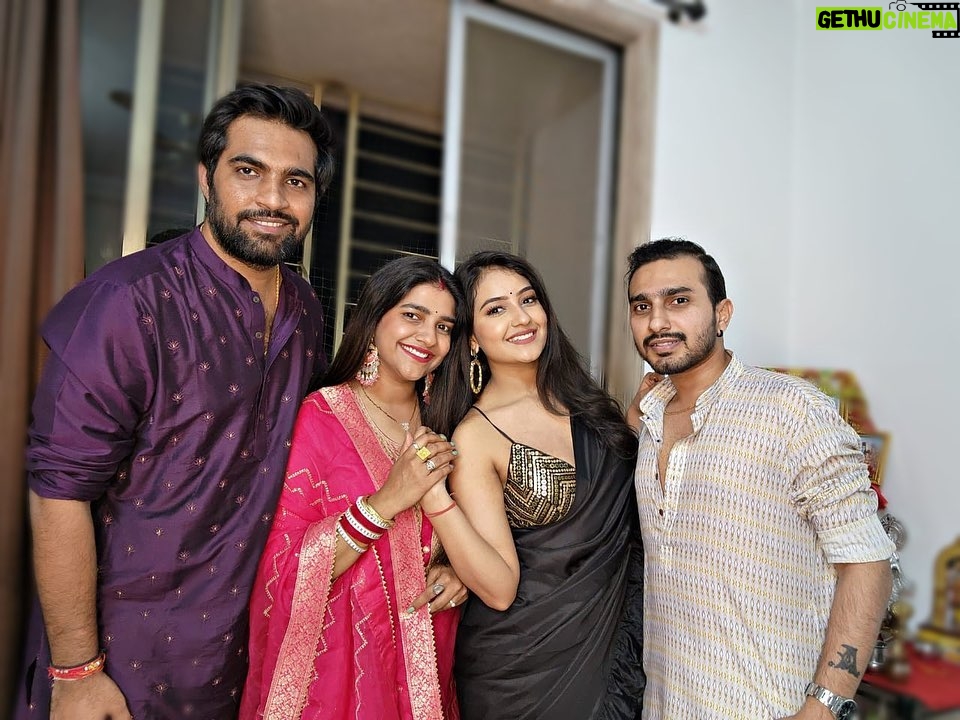 Akshita Mudgal Instagram - सबके साथ वाली दिवाली!!✨🍾 . . #khushiyonwalifeeling #happyvalidiwali