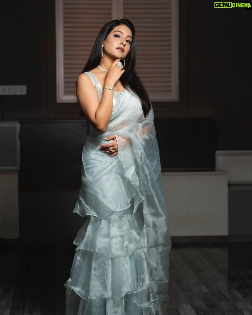 Akshita Mudgal Instagram - Just Saree Vibes.💙 Styling and Concept by: @styling.your.soul Saree by: @lavanyathelabel Jewellery: @style.onrent Footwear: @stylestryofficial HMUA: @mua_shraddhanand Photography : @van_photography Location📍: @ac0studios Managed By : @sumitpuriya @beamoreentertainment