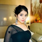 Akshita Mudgal Instagram - Agar mila lein nazrein aapse, toh behak jayenge aap, Agar gira dein zulfein aap par, toh mehak jayenge aap, Rahiyega thoda door hi humse, Agar dekh liya palat kar humne, toh phisal jayenge aap. 🖤