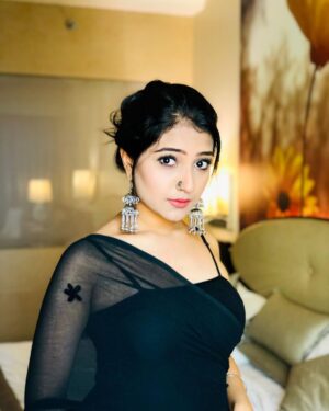 Akshita Mudgal Instagram - Agar mila lein nazrein aapse, toh behak jayenge aap,

Agar gira dein zulfein aap par, toh mehak jayenge aap,

Rahiyega thoda door hi humse,

Agar dekh liya palat kar humne, toh phisal jayenge aap. 🖤