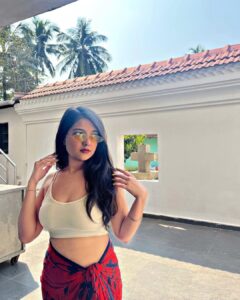 Akshita Mudgal Instagram - Grow through what you go through.🧚‍♀️ #picoftheday #post #postoftheday #sunnyday