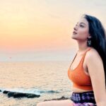 Akshita Mudgal Instagram - Cheers to endless horizons and golden skies .💫☀️ Earrings- @studio_payalmore #sunset #goldenhour #sky #love Vagator Beach Goa