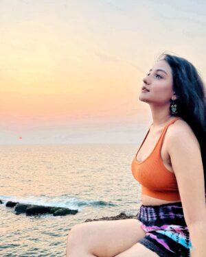 Akshita Mudgal Instagram - Cheers to endless horizons and golden skies .💫☀️

Earrings- @studio_payalmore 

#sunset #goldenhour #sky #love
