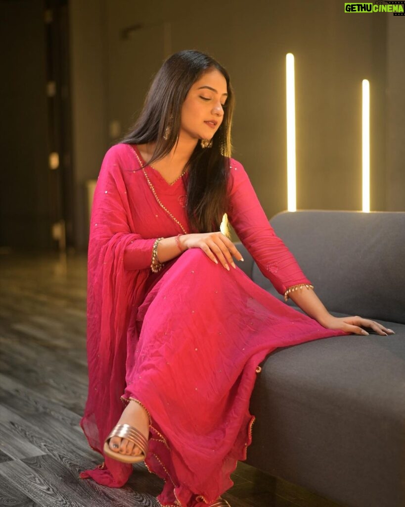 Akshita Mudgal Instagram - No outfit can beat the elegance level of a salwar suit🌺 📸- @vickykulkarni_official