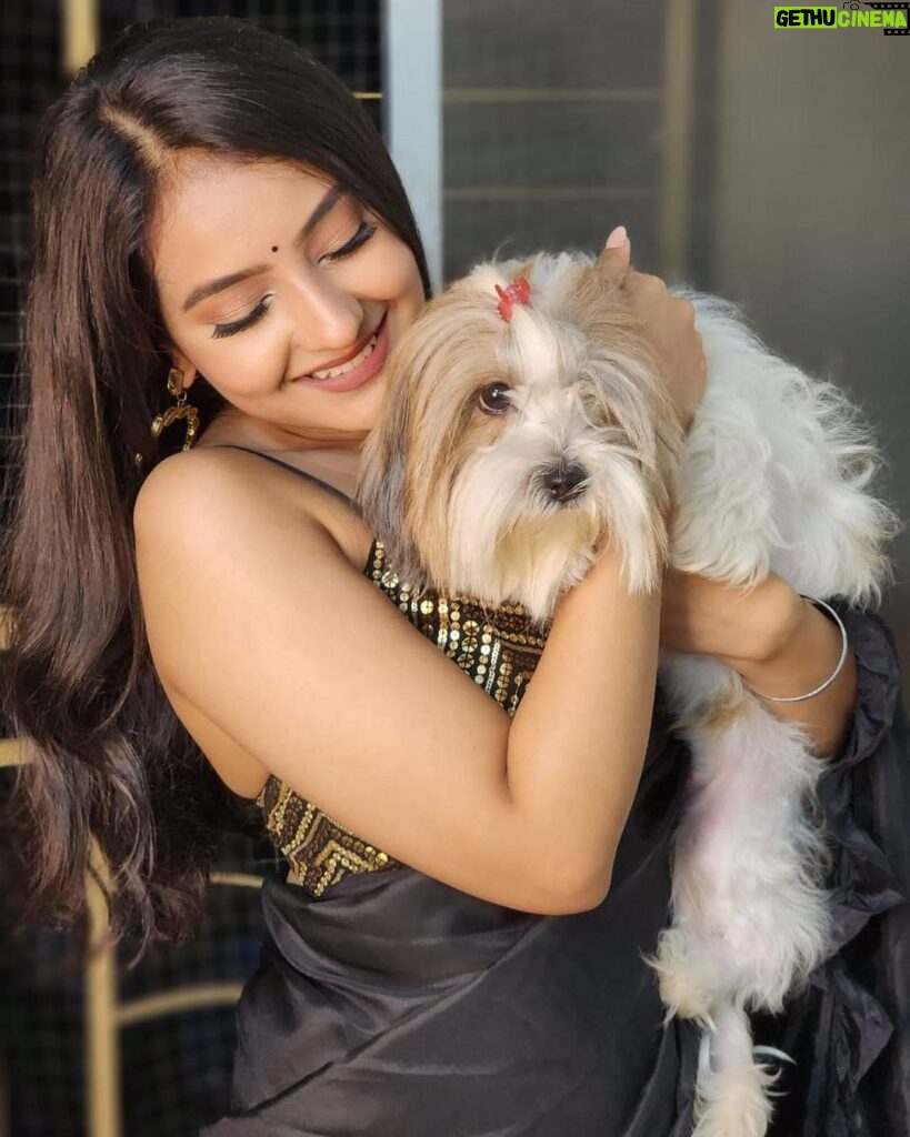 Akshita Mudgal Instagram - My🌎♥️ #Stella Ps- Its difficult to pose with her🤪