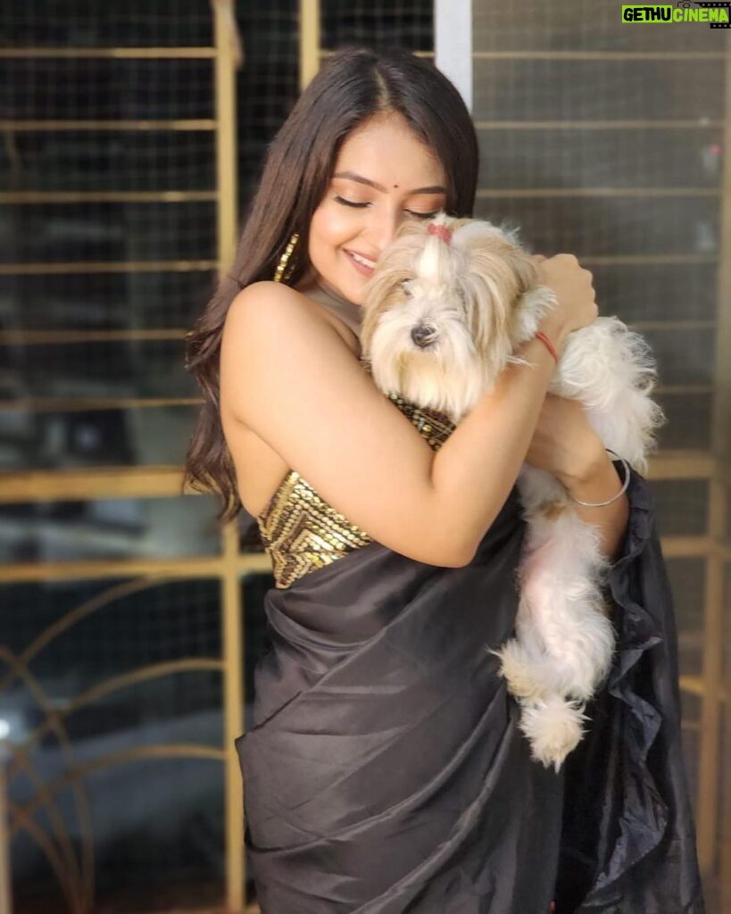 Akshita Mudgal Instagram - My🌎♥ #Stella Ps- Its difficult to pose with her🤪