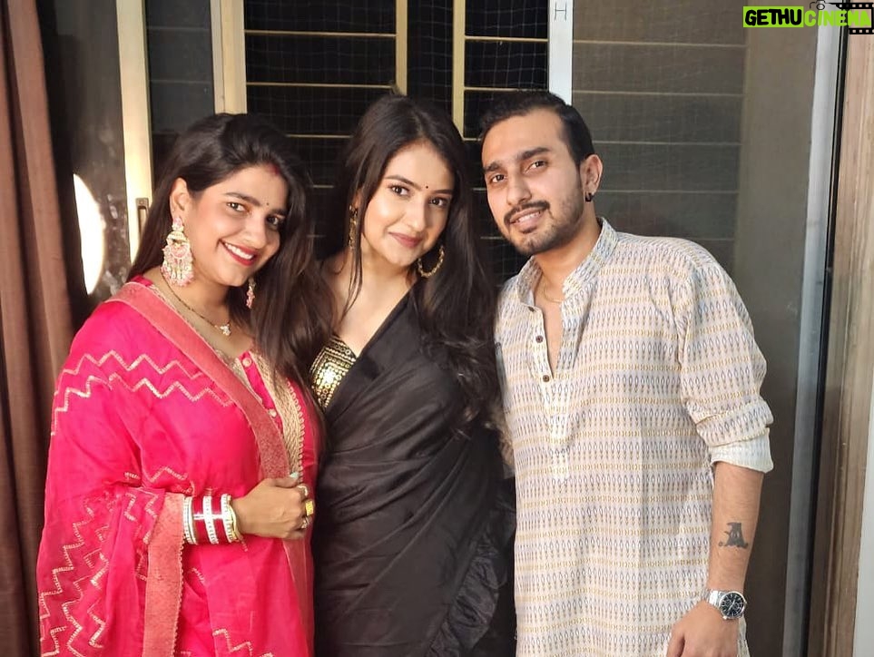 Akshita Mudgal Instagram - सबके साथ वाली दिवाली!!✨🍾 . . #khushiyonwalifeeling #happyvalidiwali