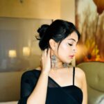 Akshita Mudgal Instagram - Agar mila lein nazrein aapse, toh behak jayenge aap, Agar gira dein zulfein aap par, toh mehak jayenge aap, Rahiyega thoda door hi humse, Agar dekh liya palat kar humne, toh phisal jayenge aap. 🖤