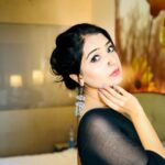 Akshita Mudgal Instagram - Agar mila lein nazrein aapse, toh behak jayenge aap, Agar gira dein zulfein aap par, toh mehak jayenge aap, Rahiyega thoda door hi humse, Agar dekh liya palat kar humne, toh phisal jayenge aap. 🖤