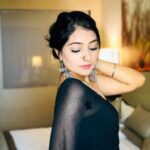 Akshita Mudgal Instagram - Agar mila lein nazrein aapse, toh behak jayenge aap, Agar gira dein zulfein aap par, toh mehak jayenge aap, Rahiyega thoda door hi humse, Agar dekh liya palat kar humne, toh phisal jayenge aap. 🖤