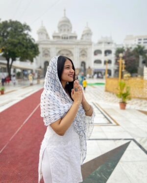 Akshita Mudgal Instagram - Blessed 🤍

#waheguruji #hazursahib #nanded #gurudwara #blessed 

Pc- @princekiduaa