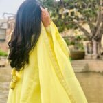 Akshita Mudgal Instagram - The sunshine state of mind💛🌻 📸- @kunal_vinayak_kadam