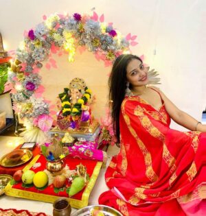 Akshita Mudgal Instagram - Ganpati Bappa Moriya♥️🙏

Pc :- @ilalitchoudharyy 
Wearing :- @alkas_clothing