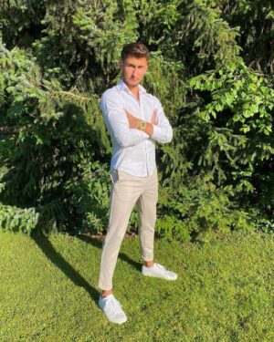 Alan Bronciac Instagram - Je ne savais pas quoi faire comme pose 🙅🏽‍♂️