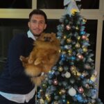 Alan Bronciac Instagram - Mon petit chien et moi vous souhaitons un joyeux Noël et de bonnes fêtes de fin d’année 🎄❤️