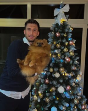 Alan Bronciac Instagram - Mon petit chien et moi vous souhaitons un joyeux Noël et de bonnes fêtes de fin d’année 🎄❤️