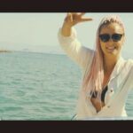 Alba Reig Instagram - El otro día los amigos de @sailingalicante nos dejaron este barco para pasar el día y no pudimos disfrutarlo más! Si queréis hacer una escapada divertida con amigos o familia, seguidlos, os lo recomiendo! Pd: Atentas/os ritmazo de mi madre