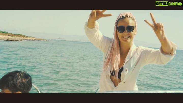 Alba Reig Instagram - El otro día los amigos de @sailingalicante nos dejaron este barco para pasar el día y no pudimos disfrutarlo más! Si queréis hacer una escapada divertida con amigos o familia, seguidlos, os lo recomiendo! Pd: Atentas/os ritmazo de mi madre