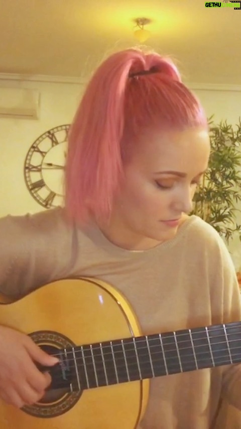 Alba Reig Instagram - Tenía ganas de tocar este tema precioso de mi @georginamusica No subo muchos vídeos cantando pero es lo que más hago cuando estoy en casa y necesito desconectar. A ver si os gusta!!