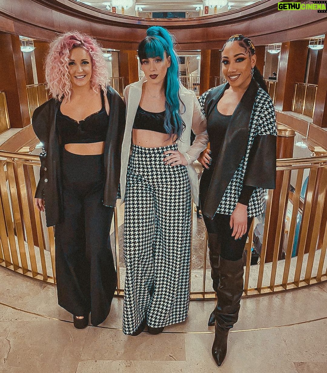 Alba Reig Instagram - Ayer nos pusieron guapas para disfrutar de los #premiosodeon . Por más noches celebrando la música 💜