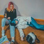 Alba Reig Instagram - Esta foto nos la hizo @tamysweetc cuando después de varios días de viajes en furgo, trenes, firmas, promo y cafés a medias... no encuentras la llave de la habitación y prefieres rendirte. @soniasweetc y @tamysweetc me alegro tanto de teneros y de que sigamos montadas en esta montaña rusa en la que empezamos 💜