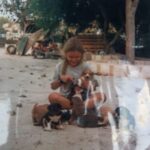 Alba Reig Instagram - Me enviaron hace poquito esta foto y tenía que publicarla 💜 Quienes me conocen saben que sigo siendo igual que aquella niña rodeada de animalillos 😌