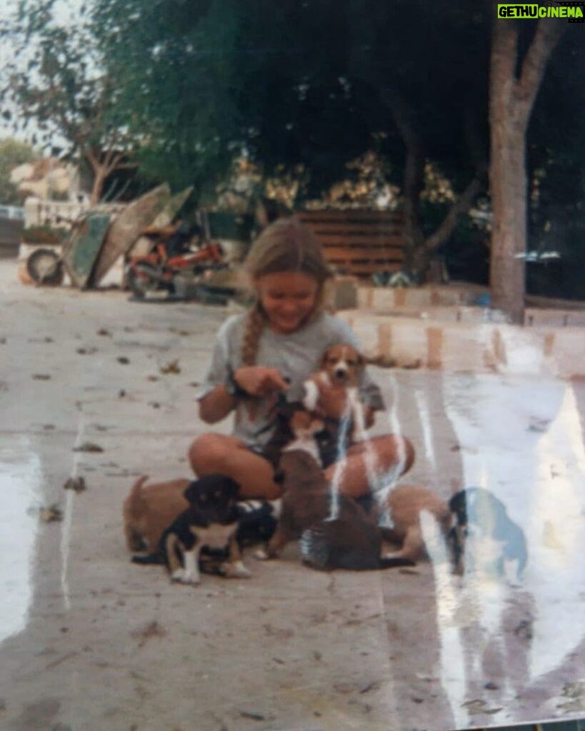 Alba Reig Instagram - Me enviaron hace poquito esta foto y tenía que publicarla 💜 Quienes me conocen saben que sigo siendo igual que aquella niña rodeada de animalillos 😌