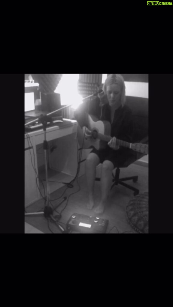 Alba Reig Instagram - A petición de @soniasweetc Subo al perfil una minicover que hice de un tema precioso #nanatriste de @guitarricadelafuente y @natalia.ot2018 #voicelive3extreme