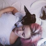 Alba Reig Instagram - Es un zalamero y ya está 💜 #manué #amorperruno #dogsofinstagram
