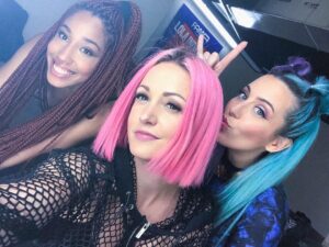 Alba Reig Instagram - Qué guapas sois leñe 💜
@soniasweetc @tamysweetc #selfie #amor