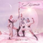 Alba Reig Instagram - 🪐LAND OF THE FREE 🪐 Nuestro nuevo proyecto discográfico, el 25 de febrero a la venta en tiendas físicas y plataformas digitales. Os dijimos que estas fiestas tendríais regalo… y aquí está POR FIN!!!!!! “Land of the Free” es el primer volumen de una bilogía muy especial. Os iremos desvelando más detalles y muchas sorpresas en los próximos días. No os imagináis las ganas que tenemos de compartir este viaje con todos vosotros. Gracias siempre por la espera y el apoyo. Os queremos, Alba, Sonia y Tamy.